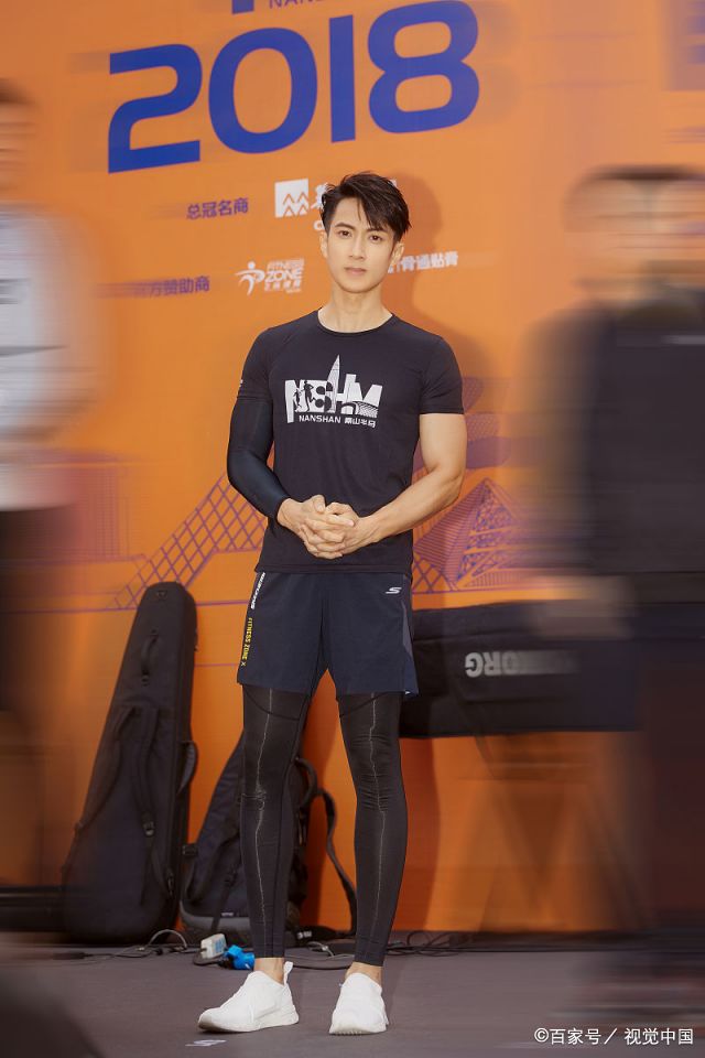 吴尊亮相马拉松选现场 粉色运动装变"花美男"